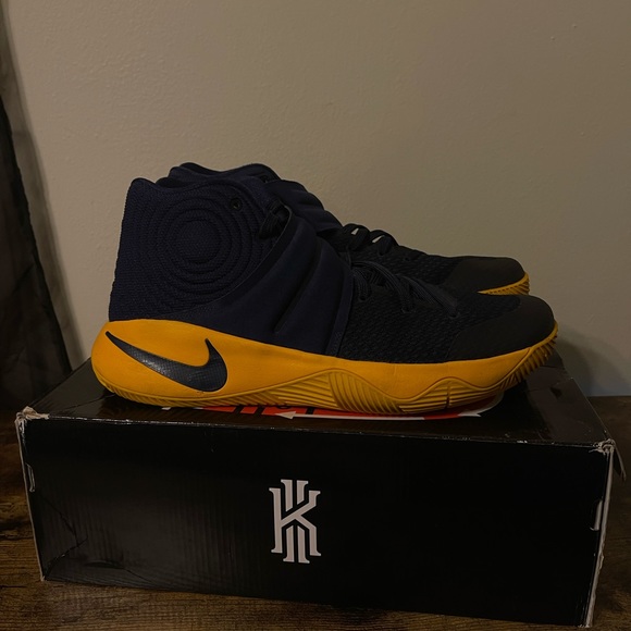 Nike Kyrie 2 “ Cavs “ - Picture 1 of 7